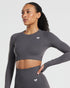 Power Crop Top de Manga Larga Grafito para Mujer vista frontal