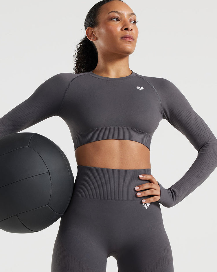 Power Crop Top de Manga Larga Grafito para Mujer diseño deportivo
