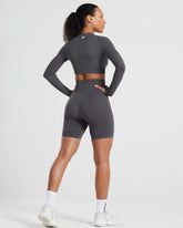 Power Crop Top de Manga Larga Grafito para Mujer look urbano
