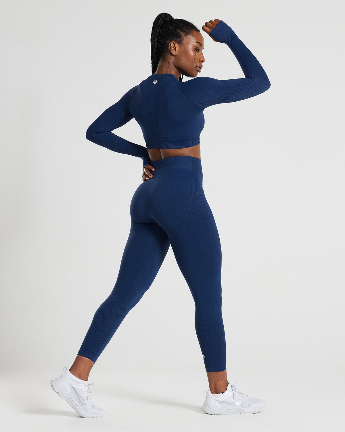 Power Crop Top de Manga Larga Azul Zafiro para Mujer look urbano