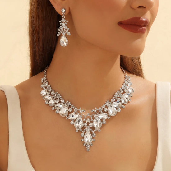 Conjunto de Collar y Pendientes de Hojas y Gotas