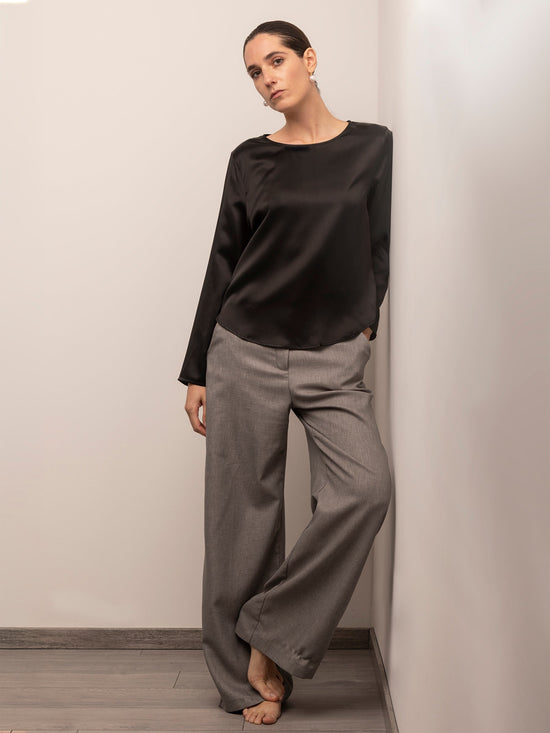 Blusa de Seda Negra con Escote Redondo y Bajo Asimétrico