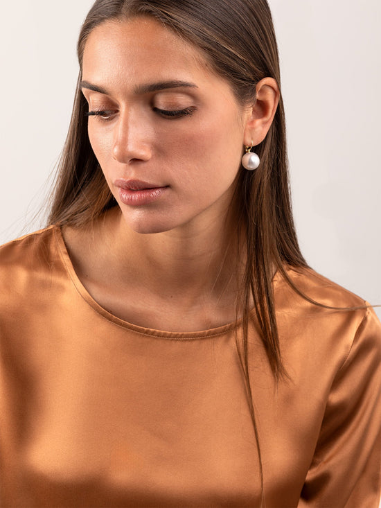 Blusa Satinada Camel para Mujer vista frontal