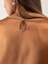 Blusa Satinada Camel para Mujer diseño elegante