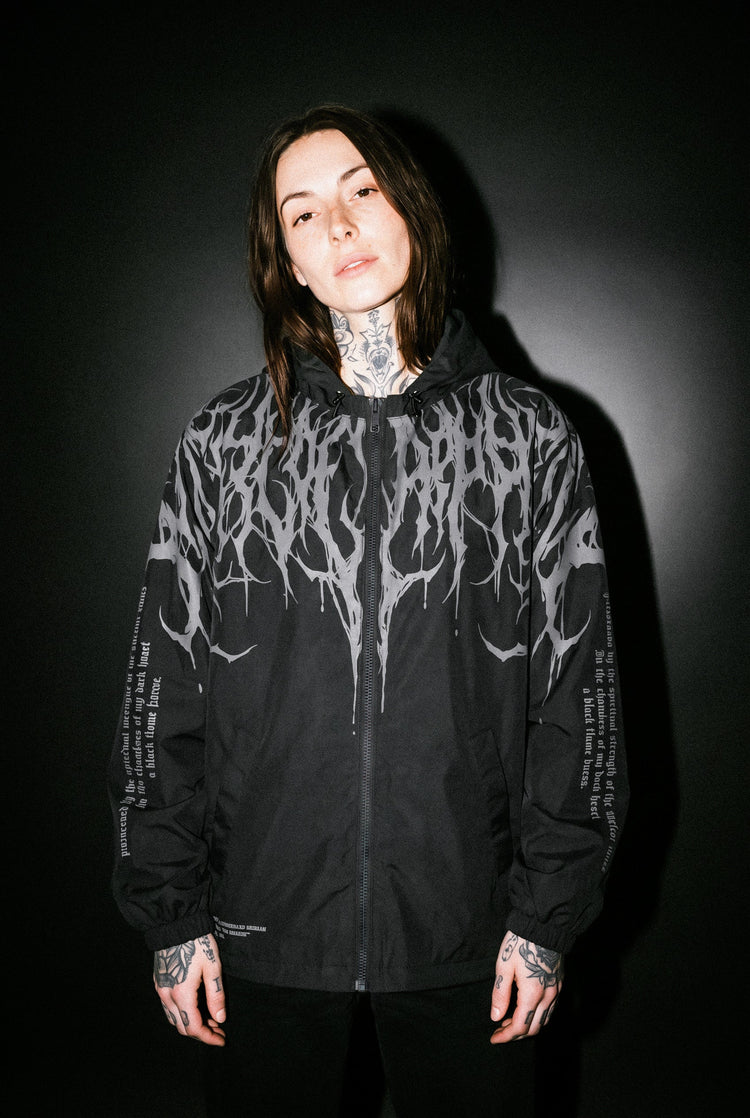 Chaqueta Streetwear Dark Graphic para Mujer detalle frontal