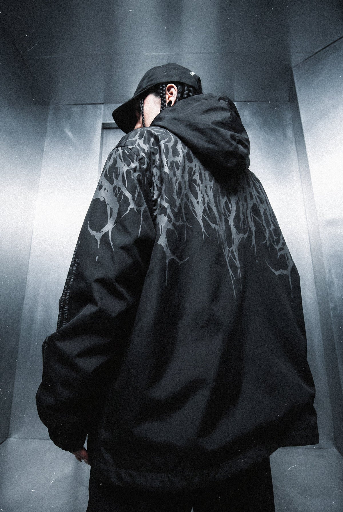 Chaqueta Streetwear Dark Graphic para Mujer look moderno