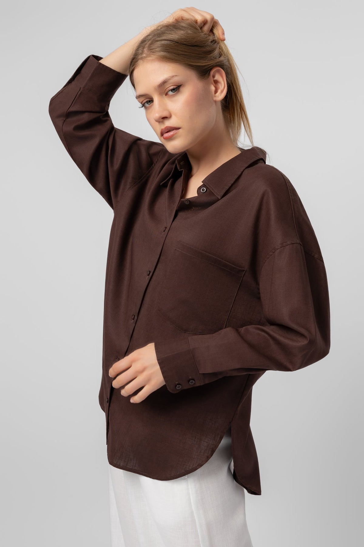 Camisa Oversize Marrón para Mujer vista frontal