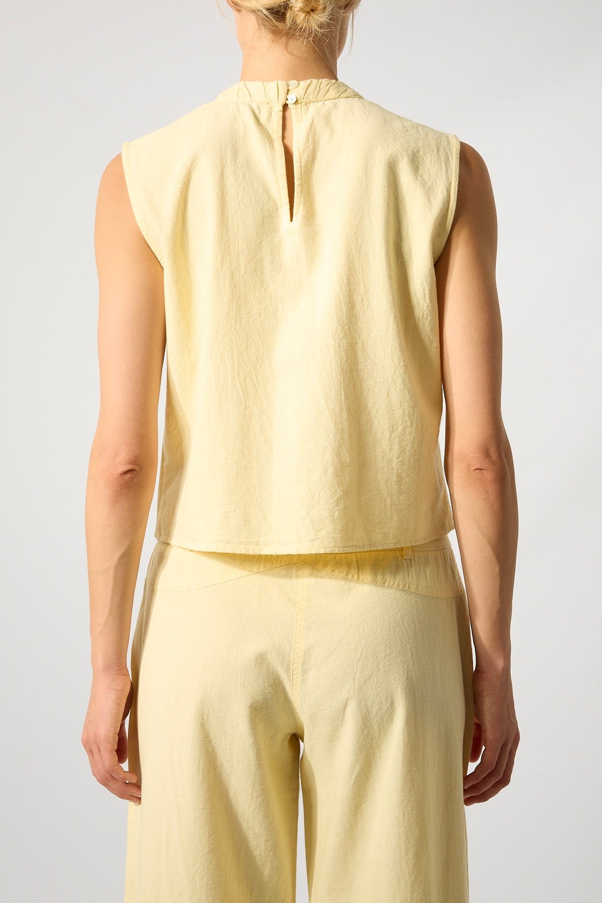 Top Amarillo de Punto con Botones para Mujer vista posterior