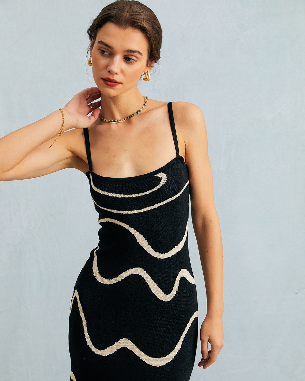 Vestido midi negro de punto con dobladillo en onda y silueta de sirena vista posterior