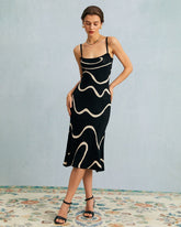 Vestido midi negro de punto con dobladillo en onda y silueta de sirena vista frontal