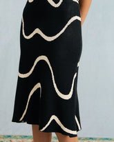 Vestido midi negro de punto con dobladillo en onda y silueta de sirena moderno
