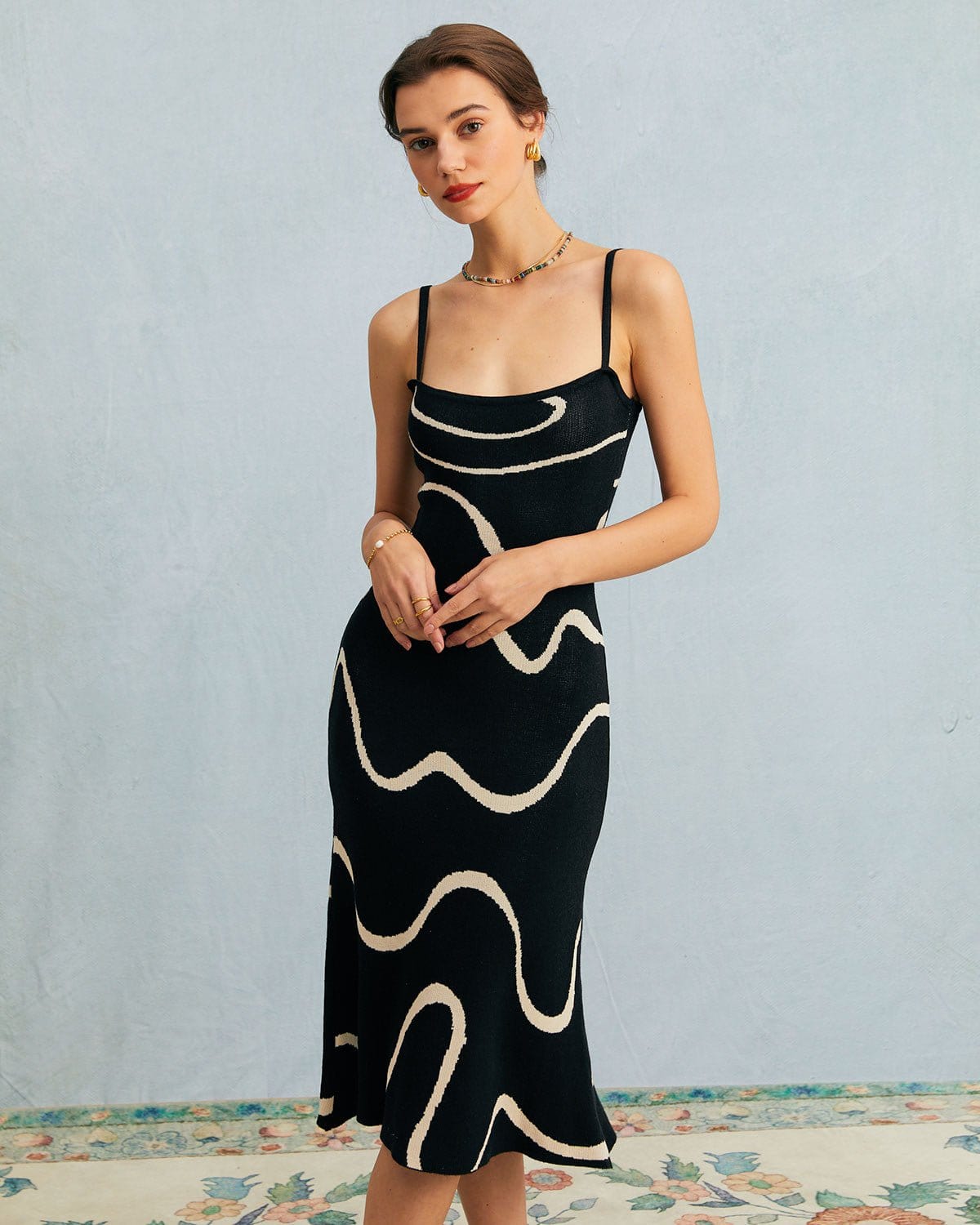 Vestido midi negro de punto con dobladillo en onda y silueta de sirena